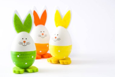 Tavşan şeklinde, beyaz arka plan üzerinde izole Paskalya yumurtaları. Boşaltmak.