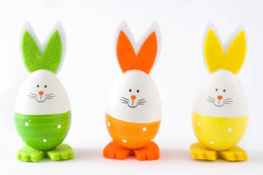 Tavşan şeklinde, beyaz arka plan üzerinde izole Paskalya yumurtaları. Boşaltmak.