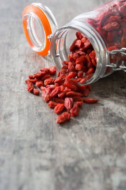 Wolfberries veya Goji meyveleri kavanoza ahşap tablo