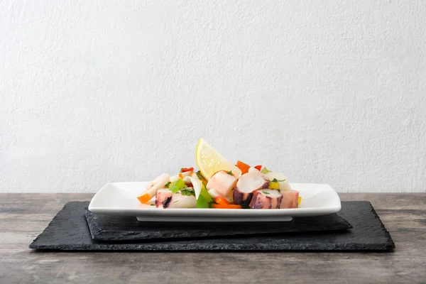 Ceviche tradicional de mariscos de Perú sobre fondo de madera — Foto de Stock