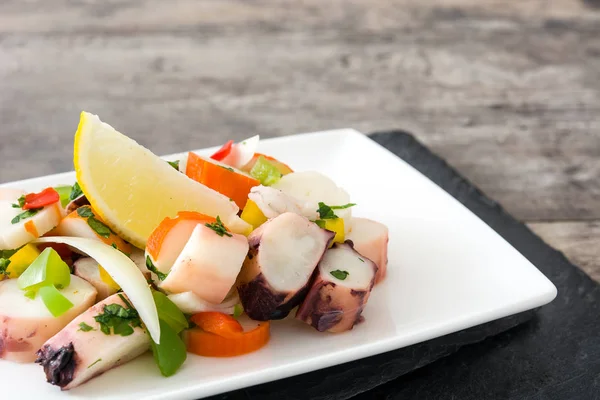 Ceviche tradicional de mariscos de Perú sobre fondo de madera —  Fotos de Stock