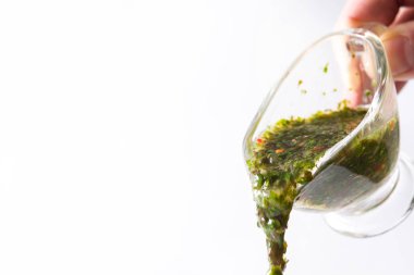 Chimichurri soslu beyaz zemin üzerine dökme. Boşaltmak.