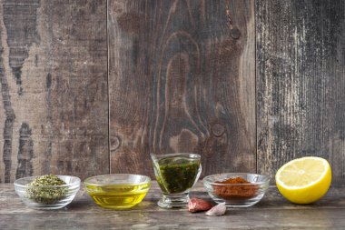 Yeşil Chimichurri sos ve malzemeler ahşap arka plan üzerinde