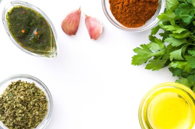 Yeşil Chimichurri sos ve beyaz arka plan üzerinde izole malzemeler