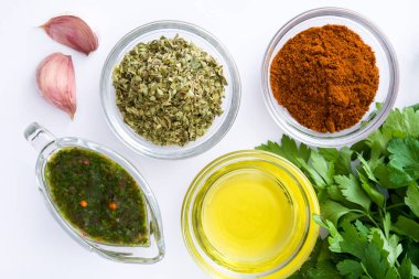 Yeşil Chimichurri sos ve beyaz arka plan üzerinde izole malzemeler