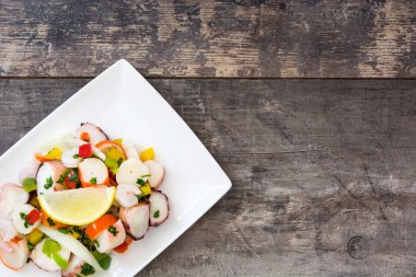 Ahşap arka plan üzerinde geleneksel deniz ürünleri ceviche Peru'dan