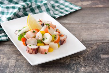 Ahşap arka plan üzerinde geleneksel deniz ürünleri ceviche Peru'dan