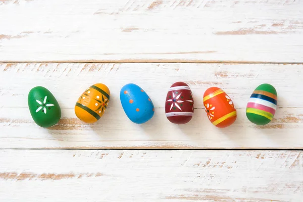 Huevos de Pascua de color sobre fondo de madera blanca. —  Fotos de Stock