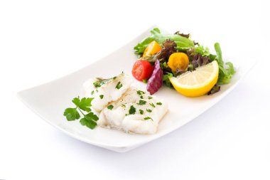 Kızarmış morina fileto ve beyaz arka plan üzerinde izole plaka salata
