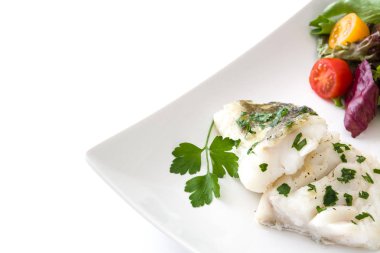 Kızarmış morina fileto ve beyaz arka plan üzerinde izole plaka salata