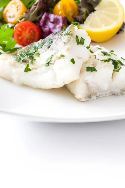 Gebakken kabeljauwrug en salade in plaat geïsoleerd op witte achtergrond — Stockfoto