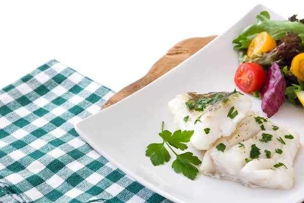 Gebratenes Kabeljaufilet und Salat im Teller isoliert auf weißem Hintergrund — Stockfoto