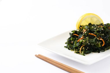 WAKAME salata havuç, susam ve limon suyu izole plaka