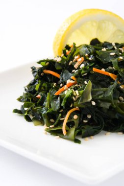 WAKAME salata havuç, susam ve limon suyu izole plaka