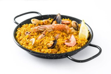 Geleneksel İspanyol deniz ürünleri paella, beyaz arka plan üzerinde izole