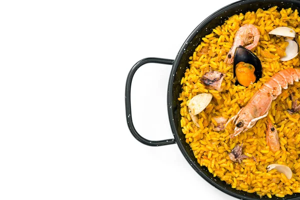 Geleneksel İspanyol deniz ürünleri paella, beyaz arka plan üzerinde izole — Stok fotoğraf