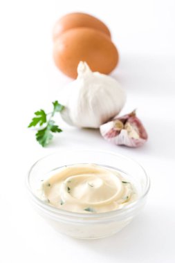 Aioli sos ve beyaz arka plan üzerinde izole malzemeler