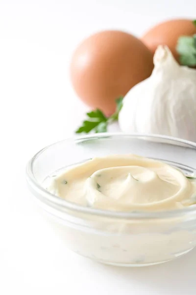 Molho Aioli e ingredientes isolados no fundo branco — Fotografia de Stock