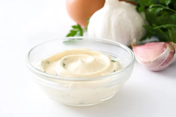 Molho Aioli e ingredientes isolados no fundo branco — Fotografia de Stock