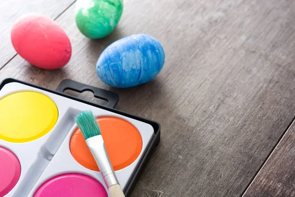 Peinture Oeufs de Pâques colorés sur fond en bois — Photo