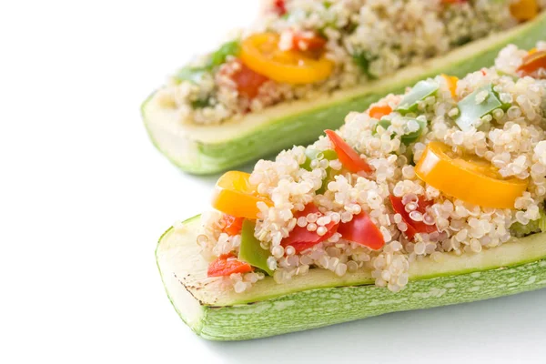 Calabacín relleno con quinua y verduras, aislado sobre fondo blanco — Foto de Stock