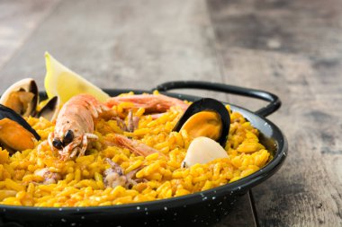 Geleneksel İspanyol deniz ürünleri paella ahşap arka plan üzerinde