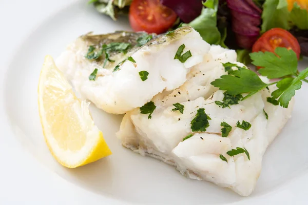 Gebakken kabeljauwrug en salade met plaat — Stockfoto