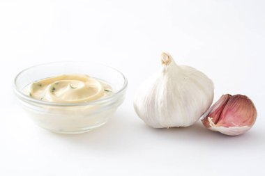 Aioli sos ve beyaz arka plan üzerinde izole malzemeler