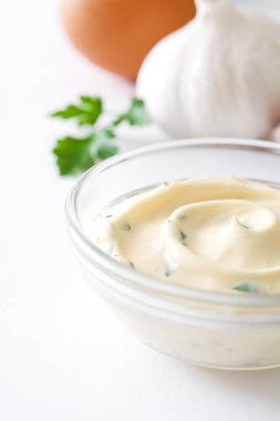 Aioli sos ve beyaz arka plan üzerinde izole malzemeler