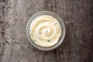 Ahşap arka plan üzerinde izole aioli sos. Üstten Görünüm