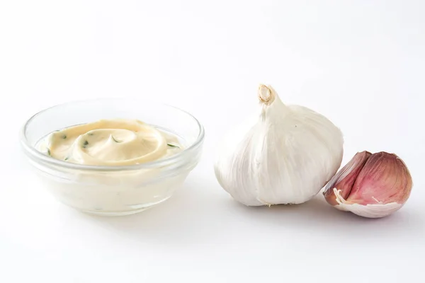 Molho Aioli e ingredientes isolados no fundo branco — Fotografia de Stock