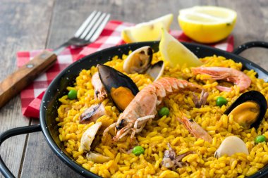 Geleneksel İspanyol deniz ürünleri paella ahşap arka plan üzerinde