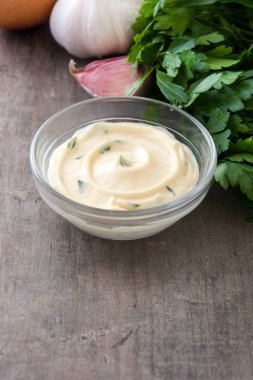 Aioli sos ve malzemeler ahşap arka plan üzerinde