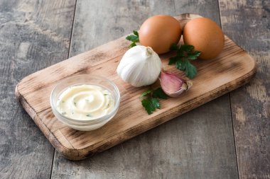 Aioli sos ve malzemeler ahşap arka plan üzerinde
