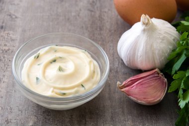 Aioli sos ve malzemeler ahşap arka plan üzerinde