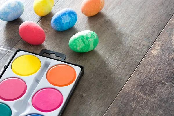 Schilderij kleurrijke Easter eggs op houten achtergrond — Stockfoto