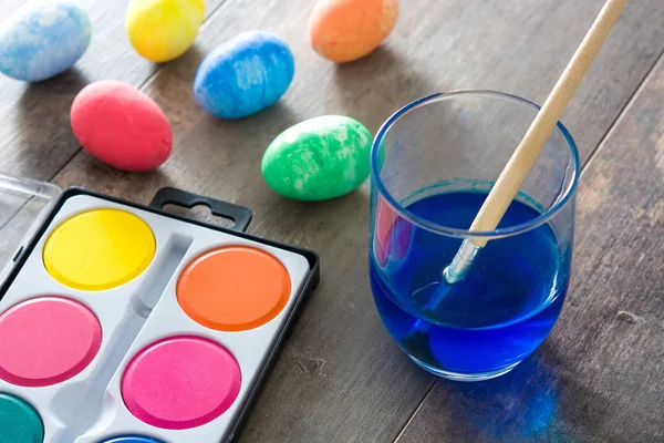 Pintura coloridos huevos de Pascua sobre fondo de madera — Foto de Stock