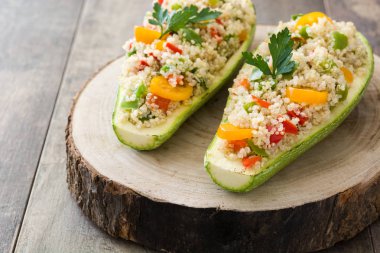 Quinoa ve ahşap arka plan üzerinde sebze ile kabak dolması