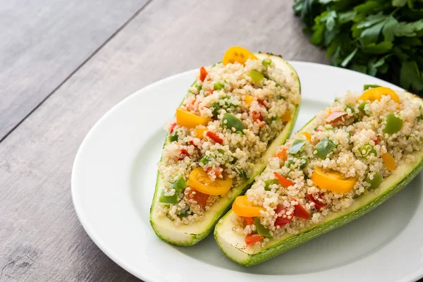 Calabacín relleno con quinua y verduras sobre fondo de madera — Foto de Stock