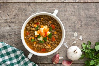 Ahşap arka plan üzerinde bir kasede mercimek çorbası