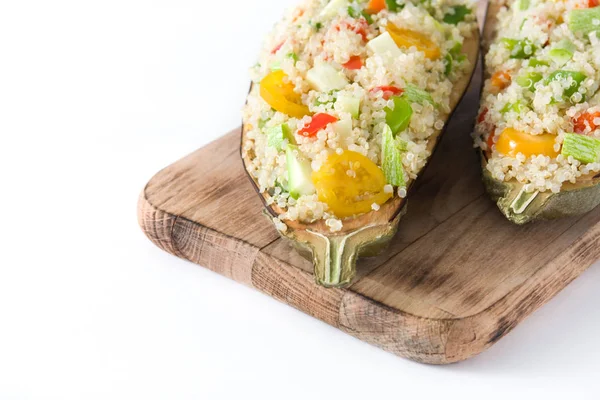 Berenjena rellena con quinua y verduras, aislada sobre fondo blanco — Foto de Stock