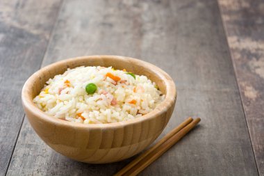 Ahşap masa üzerinde sebzeli Çin rice Fried