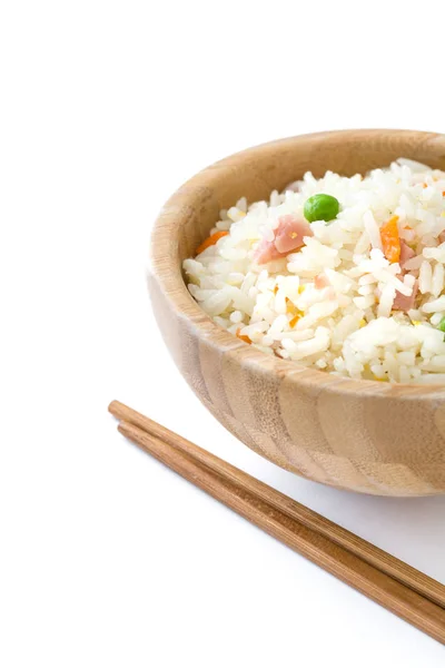 Жареный китайский рис с овощами изолированы на белом фоне — стоковое фото