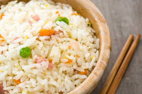 Arroz chino frito con verduras en mesa de madera — Foto de Stock