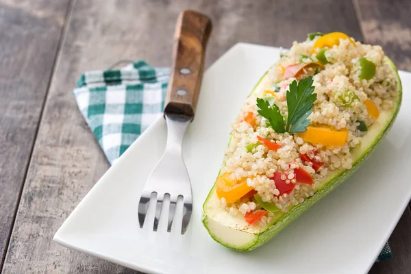 Calabacín relleno con quinua y verduras sobre fondo de madera — Foto de Stock