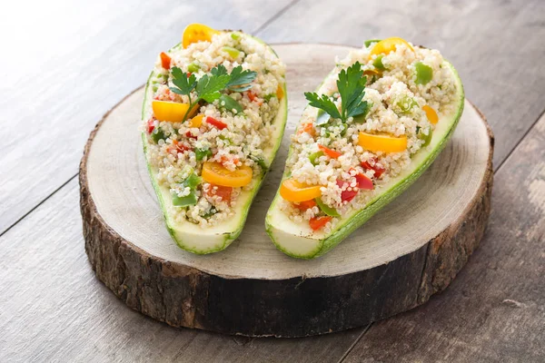 Calabacín relleno con quinua y verduras sobre fondo de madera — Foto de Stock