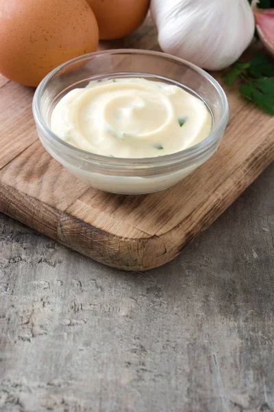 Salsa Aioli e ingredienti su fondo legno — Foto Stock