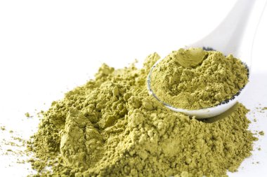 Matcha yeşil çay ve beyaz arka plan üzerinde izole kaşık