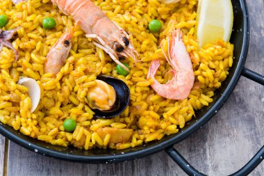 Geleneksel İspanyol deniz ürünleri paella ahşap arka plan üzerinde