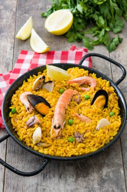 Geleneksel İspanyol deniz ürünleri paella ahşap arka plan üzerinde